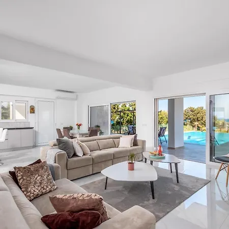 Viviane Paulos Villa