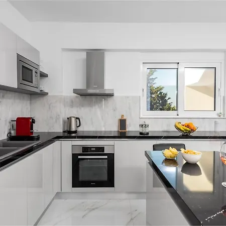 Viviane Paulos Villa