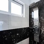 别墅 Viviane Paulos *