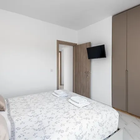 Viviane Paulos Vila *