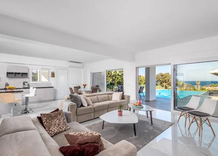 Viviane Paulos Villa