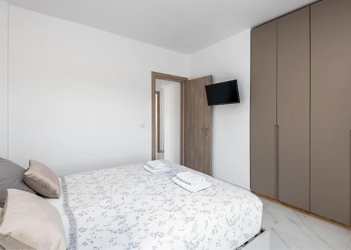 Viviane Paulos Villa *