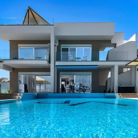 Viviane Paulos Villa